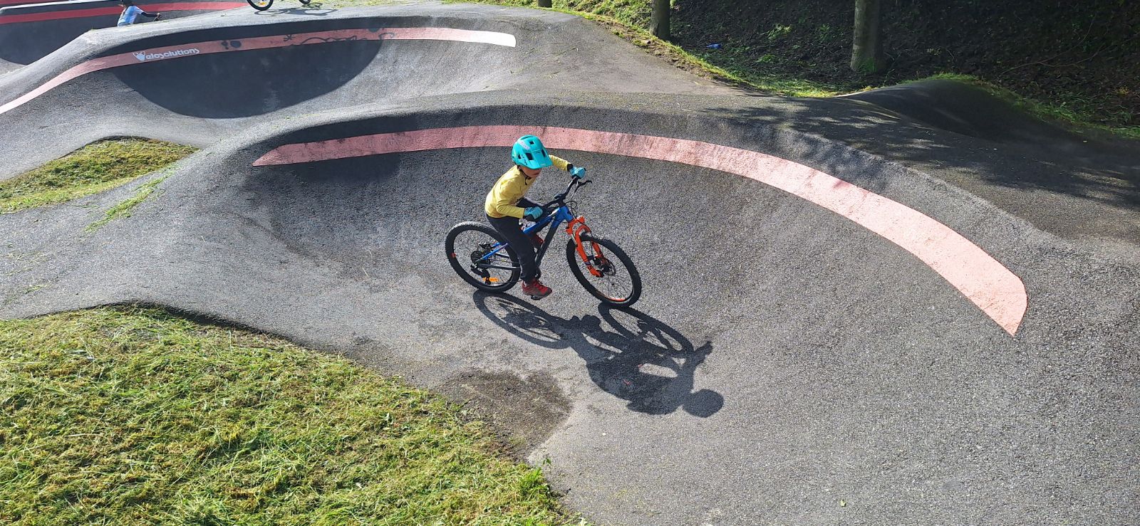 Giovani biker in azione: una giornata sul pump track di Poggiridenti